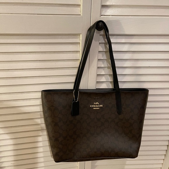 Coach Signature Avenue tote